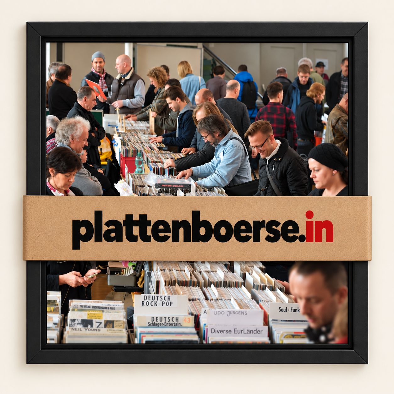 Gerahmtes Foto einer gut besuchten Plattenbörse mit dem Schriftzug plattenboerse.in
